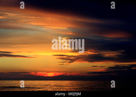 Colorato tramonto sul mar Baltico a riva e Spiaggia di Rowy, Polonia Foto Stock