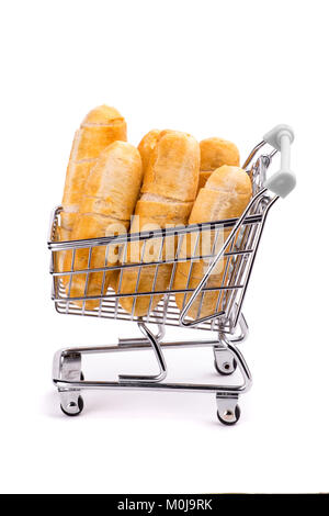 Tequeños venezuelani all'interno di un carrello di shopping su uno sfondo bianco. Foto Stock
