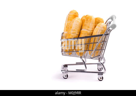 Tequeños venezuelani all'interno di un carrello di shopping su uno sfondo bianco. Foto Stock