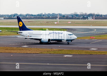 Germania, DUSSELDORF - 12 marzo, 2011: aerei di linea Airbus Lufthansa di rullaggio sulla pista dell'aeroporto.Lufthansa aeroplano a Dusseldorf Airport Foto Stock