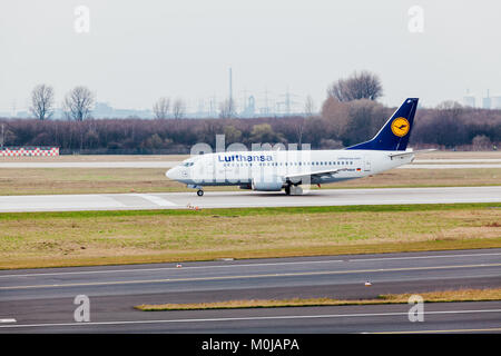 Germania, DUSSELDORF - 12 marzo, 2011: aerei di linea Airbus Lufthansa di rullaggio sulla pista dell'aeroporto.Lufthansa aeroplano a Dusseldorf Airport Foto Stock