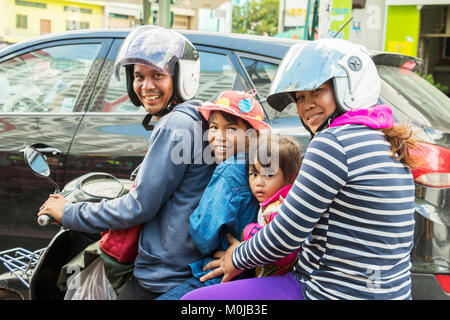 Famiglia in sella a una motocicletta; Phnom Penh Cambogia Foto Stock