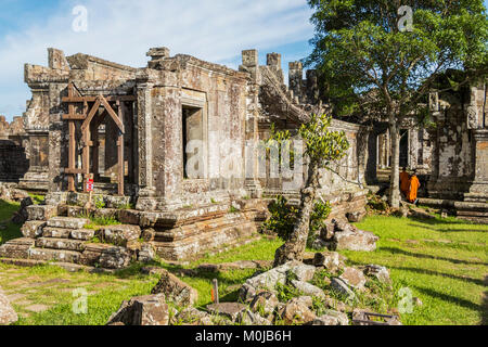 I monaci buddisti in Gopura II; Preah Vihear, Cambogia Foto Stock