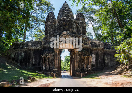 Porta Vittoria, Angkor Thom; Siem Reap, Cambogia Foto Stock