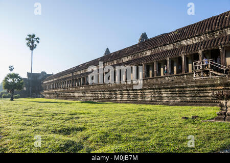 Galleria occidentale del tempio principale complesso di Angkor Wat; Siem Reap, Cambogia Foto Stock