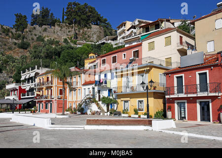 Colorati edifici vecchi e il castello di Parga Grecia Foto Stock