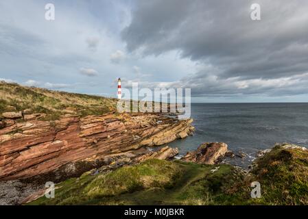 Il Tarbat Ness faro si trova a nord ovest di Punta del Tarbat Ness penisola vicino al villaggio di pescatori di Portmahomack in Scozia. Foto Stock