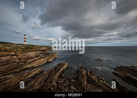 Il Tarbat Ness faro si trova a nord ovest di Punta del Tarbat Ness penisola vicino al villaggio di pescatori di Portmahomack in Scozia. Foto Stock