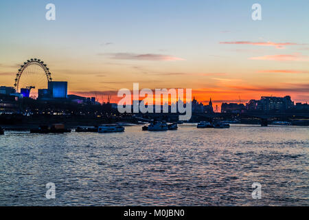 London Eye sul terrapieno Foto Stock