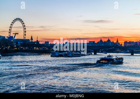 London Eye sul terrapieno Foto Stock