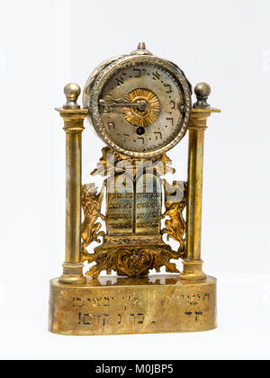 Un vecchio orologio su uno sfondo bianco, la Grande Sinagoga, Hungarian Jewish Museum; Budapest, Budapest, Ungheria Foto Stock