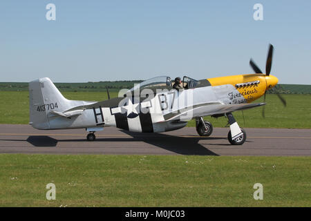 North American P-51D Mustang volato dal vecchio Flying Machine Company in rullaggio a Duxford durante un display dell'aria. Foto Stock