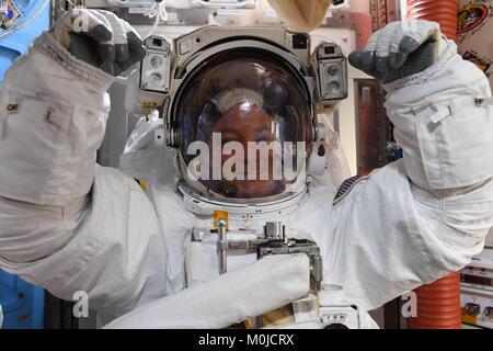 La NASA Stazione Spaziale Internazionale Expedition 54 membri dell equipaggio astronauta americano Scott Tingle prove la sua tuta in preparazione per domani spacewalk a bordo della Stazione Spaziale Internazionale il 22 gennaio 2018 in orbita intorno alla terra. Tingle si unirà il compagno di equipaggio Mark Vande Hei e Joe Acaba per continuare l'aggiornamento del Canada del braccio robotizzato 2 il braccio di aggancio durante l'spacewalk Foto Stock