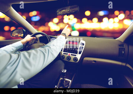 Ravvicinata di un uomo alla guida di auto e puntare il dito Foto Stock