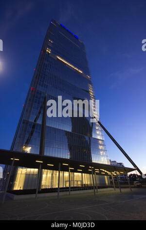 Un fantastico ampia angolazione del 'la torre Isozaki' di CityLife, Milano, Italia, al crepuscolo Foto Stock