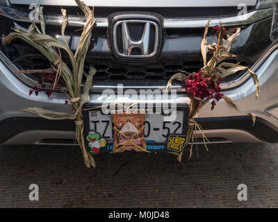 Mexican Automobile Veicolo con una religiosa Foto incorniciate legato alla Targa anteriore della Santa Vergine di Juquila, (Santisima Virgen De Juquil) e W Foto Stock