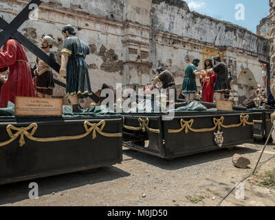 Flottazione religiosa raffigura Cristo sulla via del Calvario utilizzati durante la Settimana Santa a La Antigua Guatemala Foto Stock