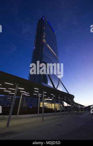 Un fantastico ampia angolazione del 'la torre Isozaki' di CityLife, Milano, Italia, al crepuscolo Foto Stock