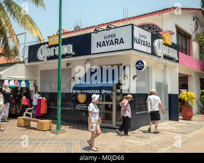 Shop pubblicità birra Corona nella famosa nave da crociera del porto di Baia di Santa Cruz Huatulco Messico Foto Stock