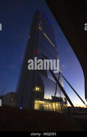 Un fantastico ampia angolazione del 'la torre Isozaki' di CityLife, Milano, Italia, al crepuscolo Foto Stock