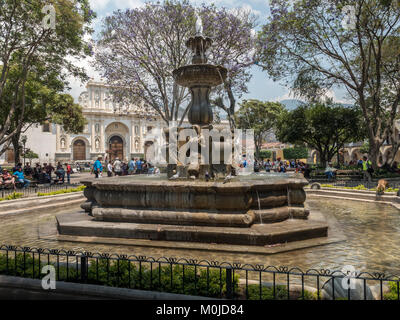 Il Mermaid Fontana nel parco centrale (Plaza Mayor), costruito da Diego de Porres nel 1739 In La Antigua Guatemala Foto Stock