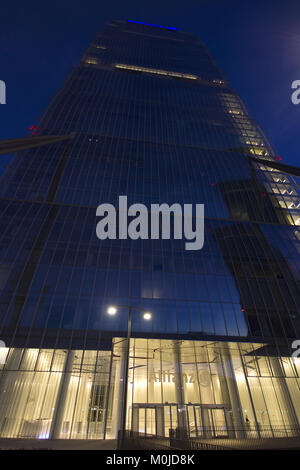 Un fantastico ampia angolazione dal di sotto del 'la torre Isozaki' di CityLife, Milano, Italia, al crepuscolo Foto Stock