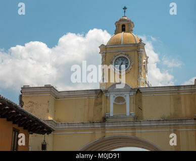 La Santa Catalina arco sulla Quinta Avenue de La Antigua Guatemala costruita come un ponte , per collegare due conventi Foto Stock