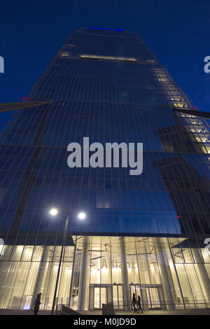 Un fantastico ampia angolazione dal di sotto del 'la torre Isozaki' di CityLife, Milano, Italia, al crepuscolo Foto Stock