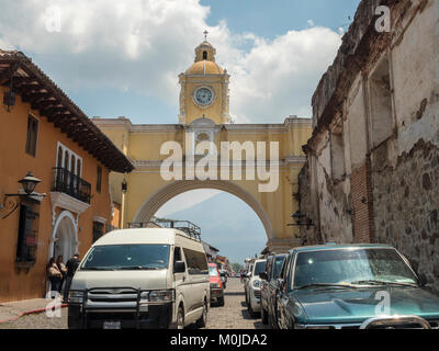 La Santa Catalina arco sulla Quinta Avenue de La Antigua Guatemala costruita come un ponte , per collegare due conventi Foto Stock