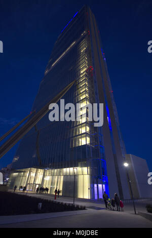 Un fantastico ampia angolazione del 'la torre Isozaki' di CityLife, Milano, Italia, al crepuscolo Foto Stock