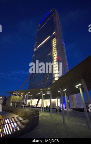 Un fantastico ampia angolazione del 'la torre Isozaki' di CityLife, Milano, Italia, al crepuscolo Foto Stock