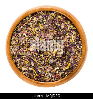 Blossom sale nel recipiente di legno. Sale nel deserto con colorati essiccati fiori di ibisco, calendula, di rosa, malva e di fiordaliso. Foto Stock