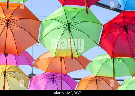 Un sacco di multi-ombrelloni colorati appesi. Scenario, vacanze Foto Stock