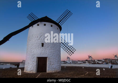 Mulini a vento Percorso, Campo de Criptana, provincia di Toledo, Spagna, La Mancha, Don Chisciotte percorso, vista panoramica al tramonto Foto Stock