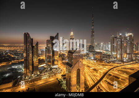 Tempo di notte vista sul tetto del centro cittadino di Dubai distretto. Dubai, EAU. Foto Stock
