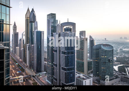 Vista del Dubai International Financial District a sunrise. Dubai, EAU. Foto Stock