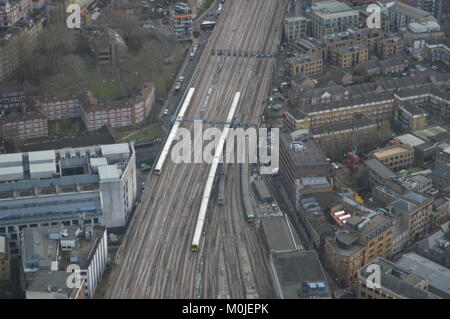 Vista di treni in partenza e inserendo la stazione di London Bridge dal Shard Foto Stock