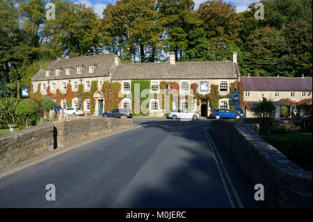 Il villaggio Cotswold di Bibury nel Gloucestershire Foto Stock