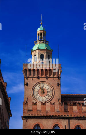 Bologna Municipio della Città Vecchia Torre dell'Orologio di Piazza Maggiore (piazza principale), costruito nel XV secolo Foto Stock