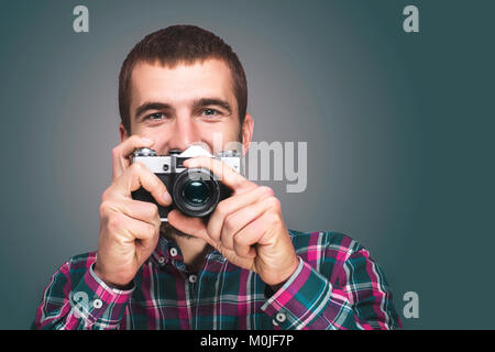 Hipster fotografo di moda uomo azienda retrò dai toni della fotocamera Foto Stock