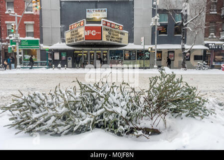 New York, NY- annuale di albero di Natale è arrivato a Washington Square Park il lunedì mattina. La struttura ad albero, che ha resistito al di sotto dell'arco ogni Natale dal 1924, è stato trasferito a causa di quattro mese lungo Ai Weiwei installazione. Washington Square albero di Natale Illuminazione è il più antico della città di New York e retrodata la Rockefeller illuminazione ad albero da diversi anni. ©Stacy Rosenstock Walsh Foto Stock