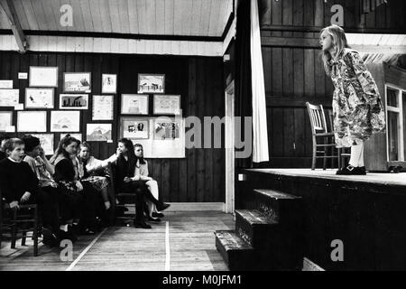 Ragazza giovane dando recita sul palcoscenico village hall piccola eisteddfod Llangynidr Powys Wales UK Foto Stock