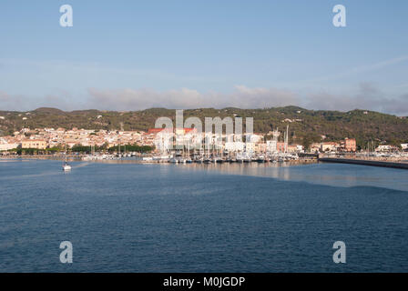 Vista dal mare di Carloforte sull'Isola di San Pietro, Sardegna - Italia Foto Stock