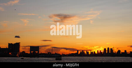 La vista del tramonto guardando ad ovest lungo il fiume Tamigi da Woolwich al quartiere finanziario di Canary Wharf Foto Stock