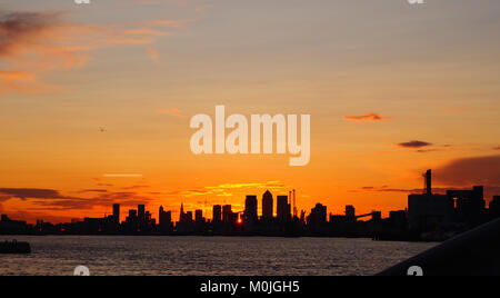 La vista del tramonto guardando ad ovest lungo il fiume Tamigi da Woolwich al quartiere finanziario di Canary Wharf Foto Stock