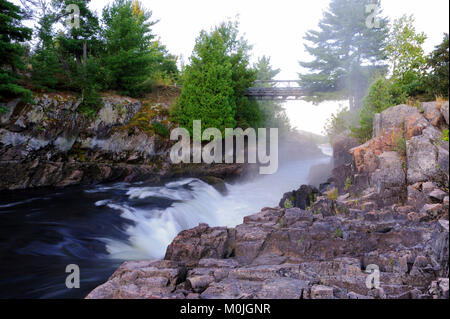 Un ponte Bailey su alcune rapide sulla parte superiore del fiume francese Foto Stock