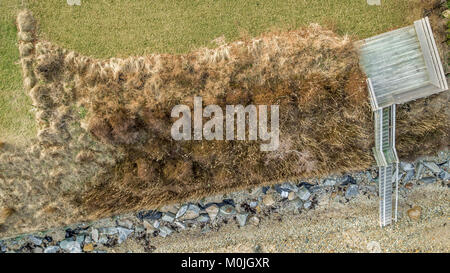 immagine aerea di una spiaggia rocciosa, scale che scendono fino alla spiaggia e una piattaforma panoramica Foto Stock