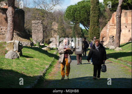 Roma, Italia. I turisti a piedi in via Appia Antica. Foto Stock