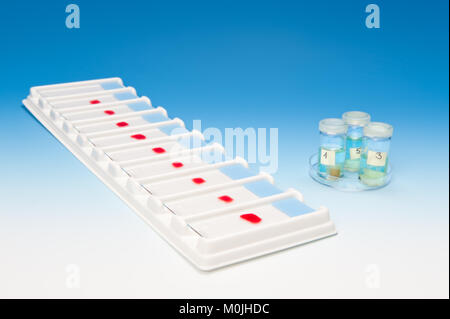 Array di campioni di sangue per microscopia e biopsia di tessuto blu sul gradiente dello sfondo Foto Stock