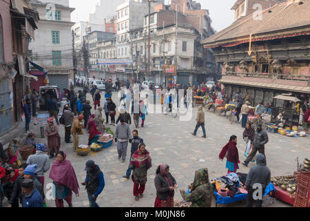 Occupato Morning Market street scene in Kathmandu, Nepal Foto Stock